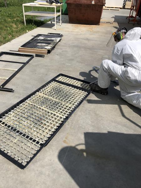 Nettoyage cryogénique de grille encolleuse en maroquinerie