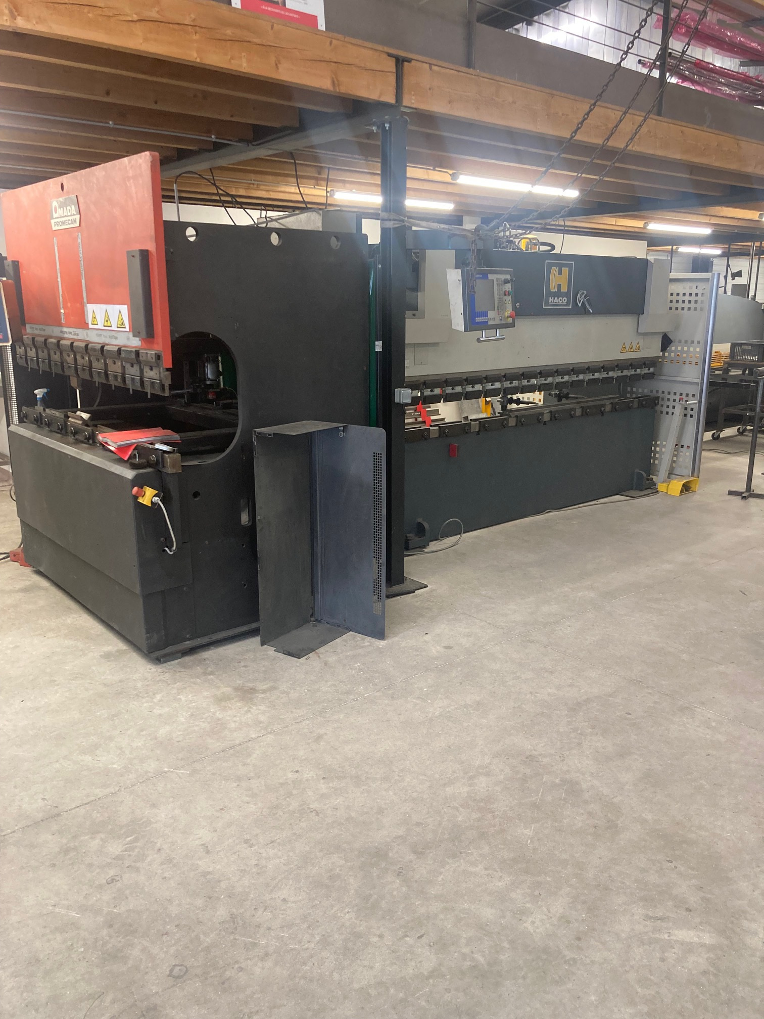 Atelier de Pliage - deux presses plieuses